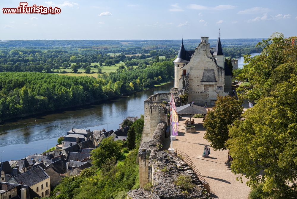 Immagine Veduta del fiume Vienne dalla Fortezza Reale di Chinon, Loira, Francia. Questo fiume si snoda per circa 363 chilometri ed è il principale affluente della Loira per volume d'acqua.