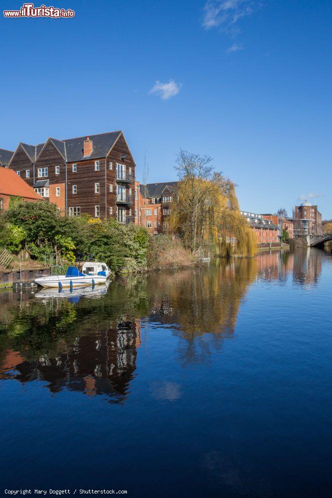 Immagine Veduta del fiume Wensum e delle residenze signorili lungo Riverside Walk a Norwich, Inghilterra - © Mary Doggett / Shutterstock.com