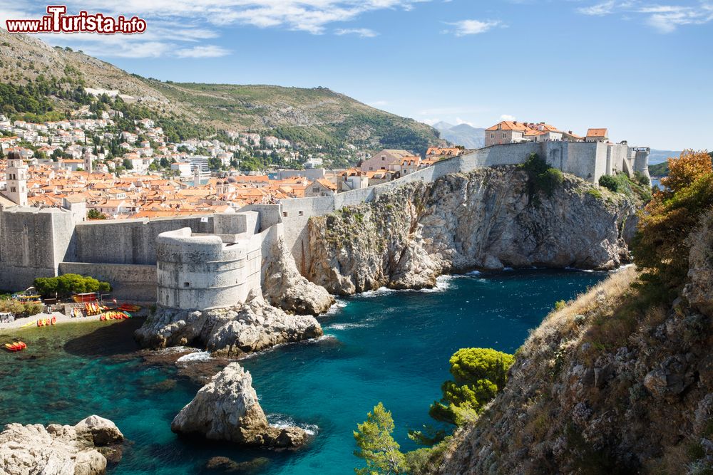 Immagine Veduta del Forte Bokar con le mura cittadine e il porto di Dubrovnik, Croazia. Il forte si trova nella parte sud-occidentale delle mura: venne costruito come punto chiave nella difesa di Porta Pile, ingresso fortificato occidentale della città.