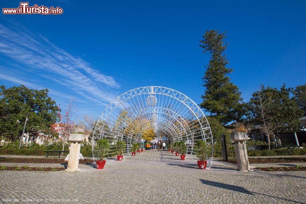 Immagine Veduta del giardino nella piazza principale di Leiria, Portogallo, in una giornata di sole - © Susana Luzir / Shutterstock.com