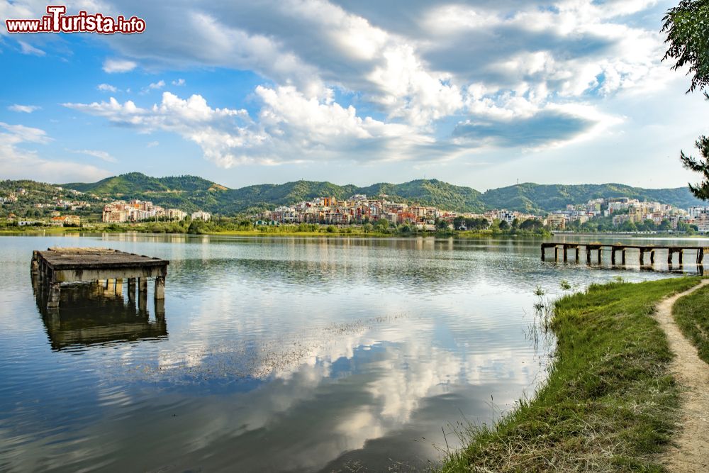 Immagine Veduta del lago artificiale a Tirana, Albania.