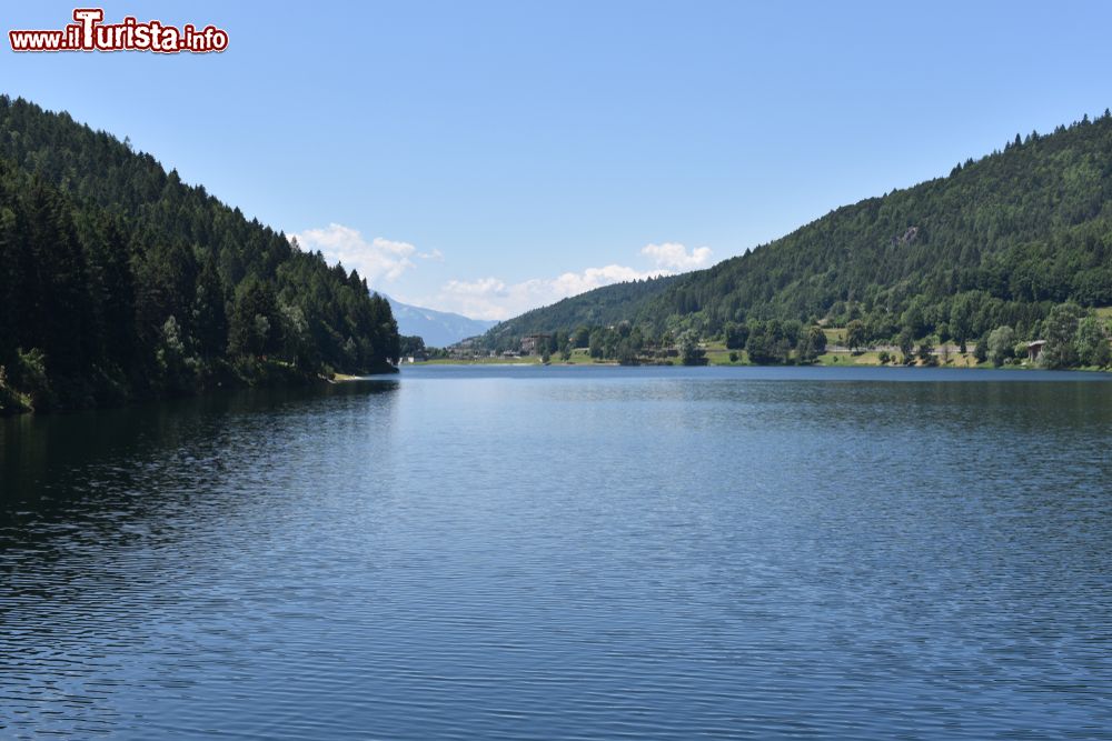 Immagine Veduta del lago delle Piazze nei pressi di Bedollo, Trentino Alto Adige. Sorge tra le boscose pendici del Ceramonte e del Dosso di Costalta. Tramite una passeggiata si può effettuare il giro completo del lago.