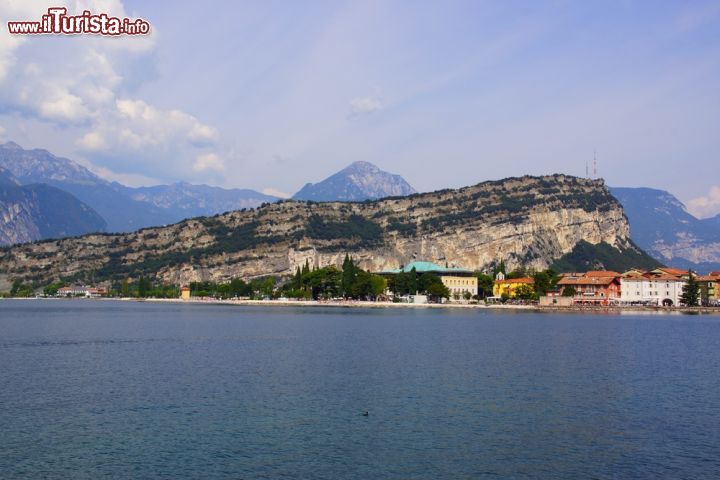 Immagine Veduta del lago di Garda nel tardo pomeriggio (Trentino Alto Adige) dalla cittadina di Riva - © 133490978 / Shutterstock.com