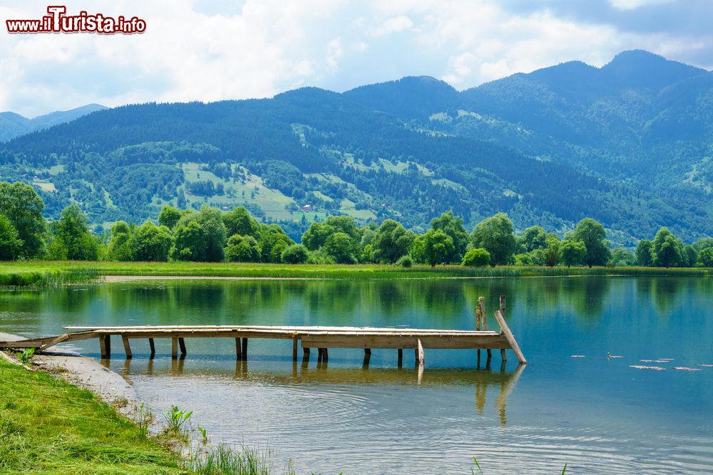 Immagine Veduta del lago Plav, sud del Montenegro. Questo territorio del paese abbonda di bellezze naturali come il lago Plav, uno dei più grandi della regione.