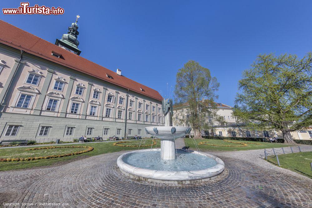 Immagine Veduta del Landhaus con la fontana di Kiki Kogelnik a Klagenfurt, Austria. Sono due dei simboli di questa cittadina che affascina per la sua ricchezza di testimonianze del passato e del presente - © Cortyn / Shutterstock.com