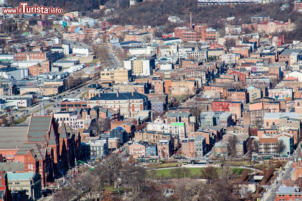 Immagine Veduta del lato nord di Cincinnati dalla Torre Carew, Ohio (USA). La torre offre una vista panoramica mozzafiato sulla città. Siamo su un grattacielo di 49 piani alto 175 metri costruito nel 1930. 