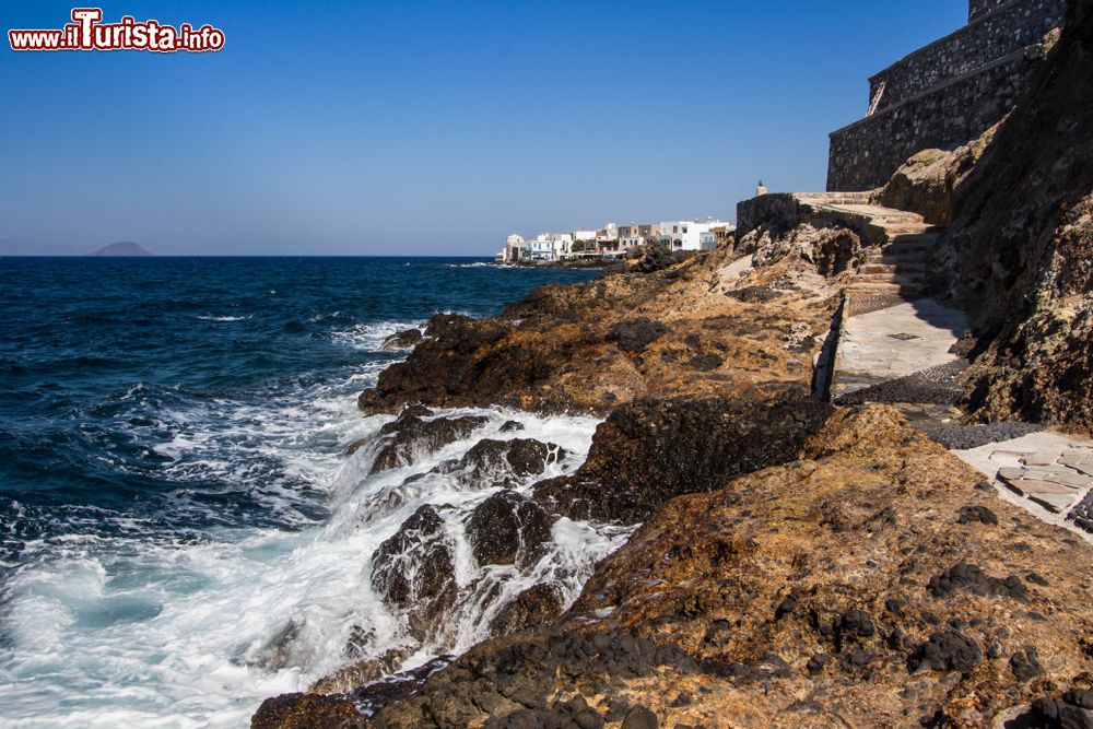 Immagine Veduta del litorale frastagliato dell'isola greca di Nisyros, Dodecaneso.