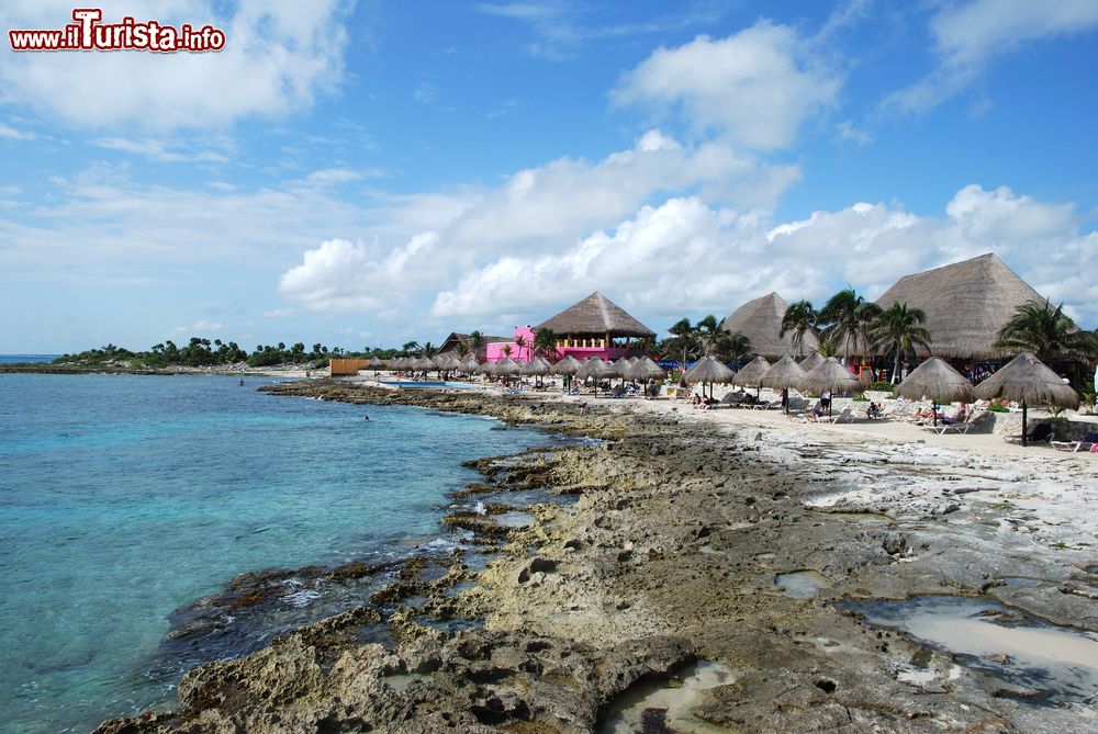 Immagine Veduta del litorale roccioso in un tratto della Costa Maya a Mahahual, Messico.