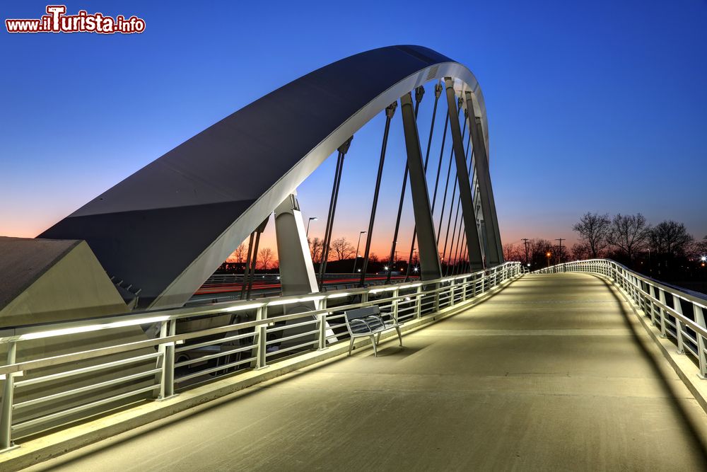 Immagine Veduta del Main Street Bridge di Columbus, Ohio, di sera.