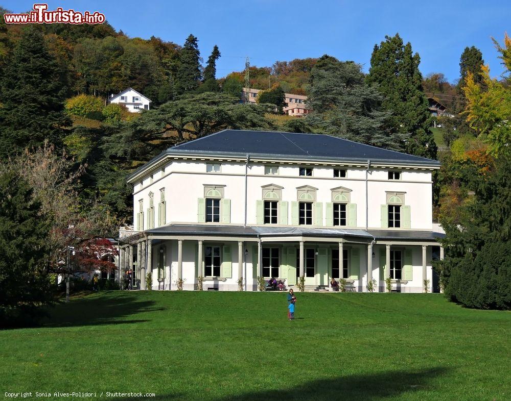Immagine Veduta del Manoir de Ban a Corsier-sur-Vevey, Svizzera. Qui Charlie Chaplin visse con la famiglia i suoi ultimi 25 anni di vita. Sulle rive del lago di Ginevra è stato eretto un monumento in ricordo dell'attore - © Sonia Alves-Polidori / Shutterstock.com