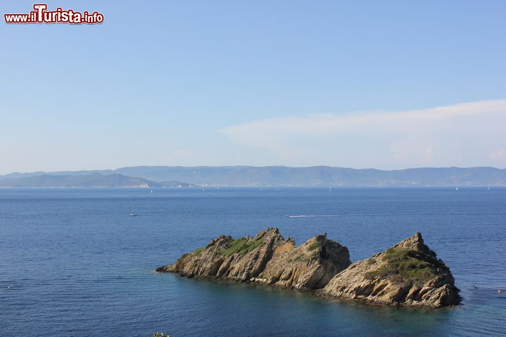 Immagine Veduta del Mar Mediterraneo dal Parco Nazionale di Port Cros nei pressi di Tolone, Francia.