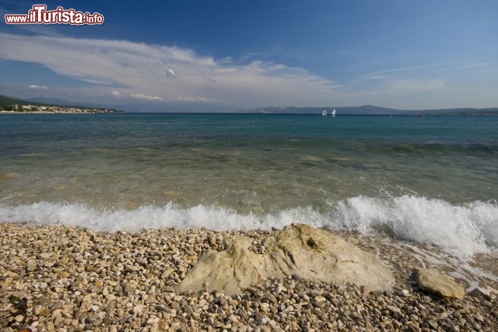 Immagine Veduta del Mare Adriatico che si infrange sulla spiaggia ciottolata di Crikvenica, Croazia - © lero / Shutterstock.com