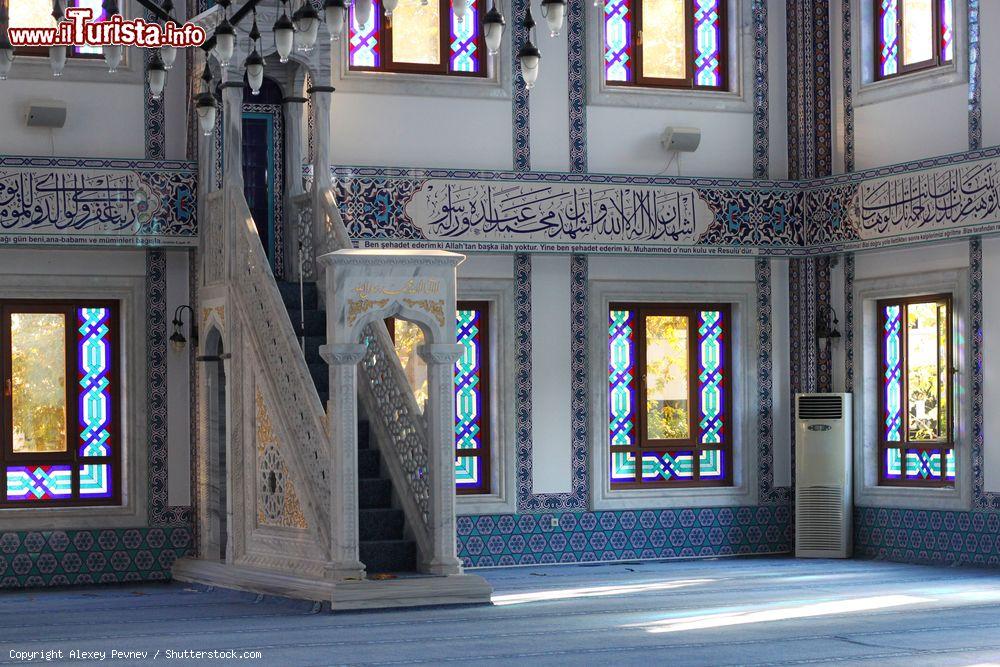 Immagine Veduta del minbar della moschea Kuyularonu di Alanya, Turchia. Costruita nel 2005, questa moschea è un luogo di preghiera ma non solo: ospita infatti una biblioteca per turisti stranieri - © Alexey Pevnev / Shutterstock.com