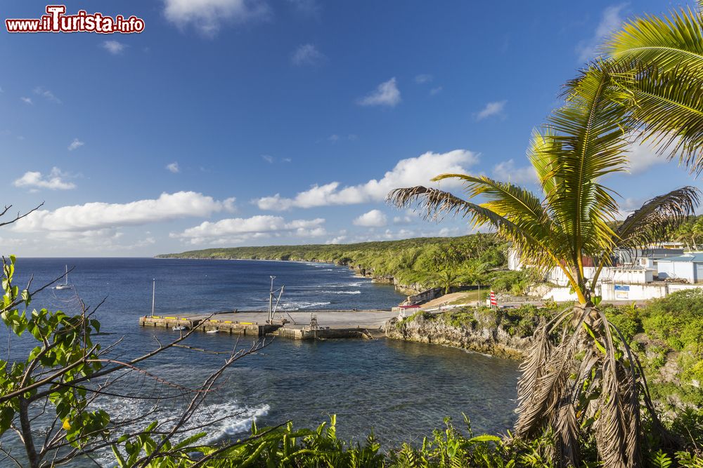 Immagine Veduta del molo di Sir Robert a Alofi, Niue, Pacifico del Sud. Quest'isola è un minuscolo frammento calcareo sperduto nelle acque del Pacifico a 600 km dall'isola di Tonga.