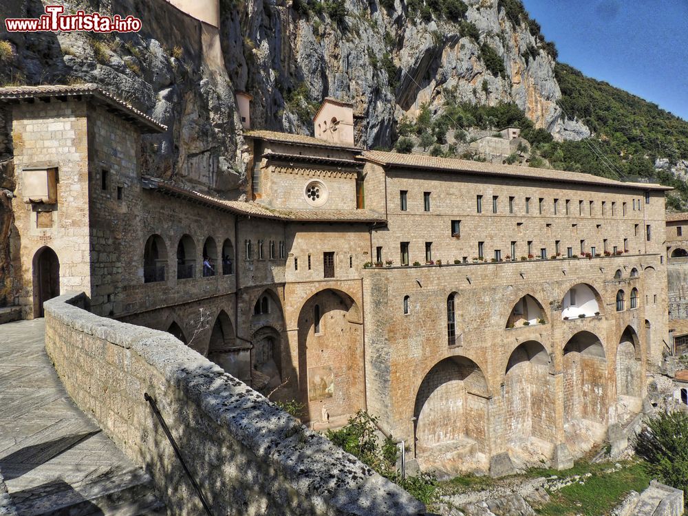 Immagine Veduta del monastero di San Benedetto a Subiaco, provincia di Viterbo, Lazio. La costruzione addossata al Monte Taleo è sorretto da nove alte arcate in parte ogivali.