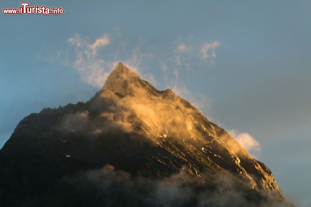 Immagine Veduta del monte Ballunspitze, nella valle di Paznaun, da Galtur, con le nuvole illuminate al tramoto (Austria).