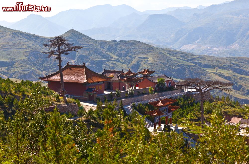Immagine Veduta del Monte Hengshan nei pressi di Datong, Shanxi, Cina, con il tempio taoista.