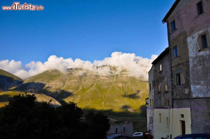 Immagine Veduta del Monte Vettore da Castelluccio di Norcia con il cielo blu nuvoloso, Umbria, Italia - © paolofur / Shutterstock.com
