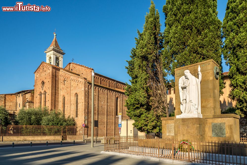 Immagine Veduta del monumento a ricordo dei caduti delle guerre nel centro di Prato, Toscana, in una giornata di sole.