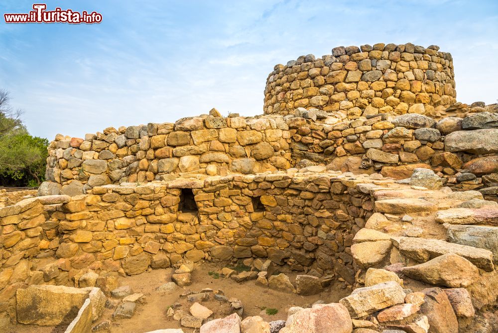 Immagine Veduta del nuraghe La Prisgiona nei pressi di Arzachena, Sardegna. Questo sito archeologico nuragico si trova nella valle di Capichera, in provincia di Sassari. Su un territorio di circa 5 ettari sono distribuiti un nuraghe e un villaggio con circa un centinaio di capanne. E' considerato uno dei siti più importanti di tutta la Sardegna.