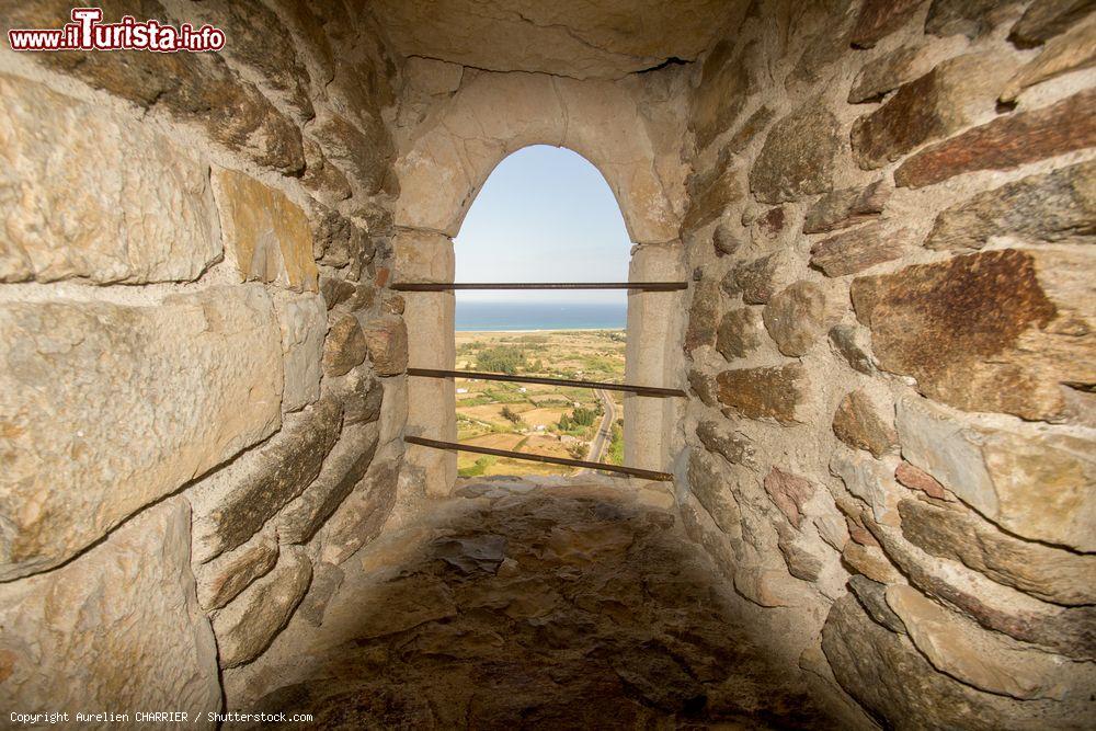 Immagine Veduta del paesaggio di Posada, Sardegna, da un'apertura lungo le mura della fortezza - © Aurelien CHARRIER / Shutterstock.com