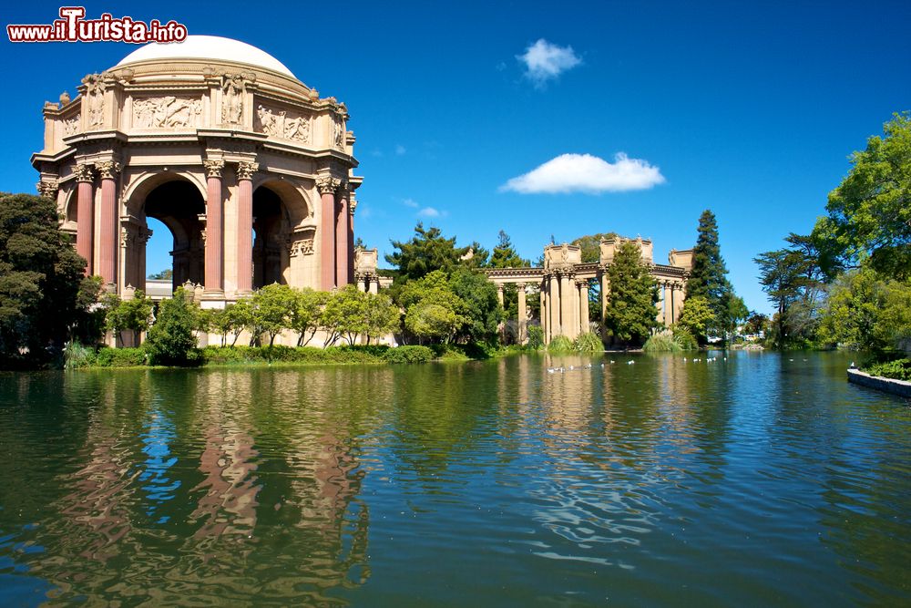 Immagine Veduta del Palazzo delle Belle Arti a San Francisco, California. L'architetto che lo progettò, Bernard Maybeck, ha voluto richiamare il tema delle rovine di Roma, ispirandosi sia all'architettura greca sia a quella romana.