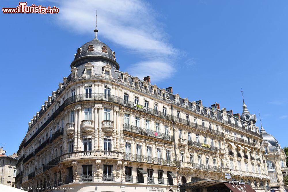 Immagine Veduta del palazzo in stile Haussmannian in piazza della Commedia a Montpellier, Francia. E' stato costruito nella seconda metà del XIX° secolo - © David Vioque / Shutterstock.com