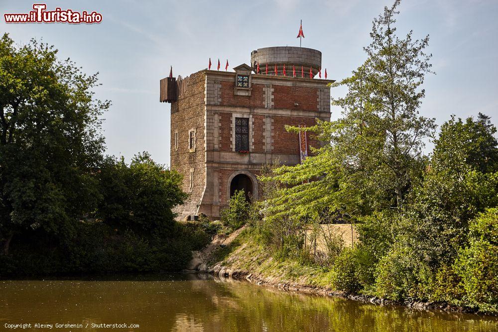 Immagine Veduta del parco tematico Puy du Fou a Les Epesses, Francia. Inaugurato nel 1978, si sviluppa su una superficie di 45 ettari. Vi sono ricostruiti villaggi di varie epoche fra cui la cittadella medievale, il villaggio del XVIII° secolo e il borgo del 1900 - © Alexey Gorshenin / Shutterstock.com