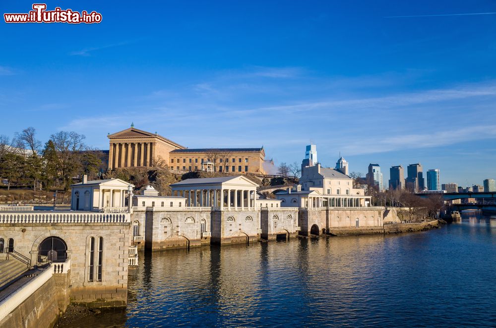 Immagine Veduta del Philadelphia Art Museum e del Fairmount Water Works, Pennsylvania. Progettato nel 1812, il secondo acquedotto citatdino ha funzionato sino al 1909. Il suo design ne ha fatto una popolare attrazione turistica.