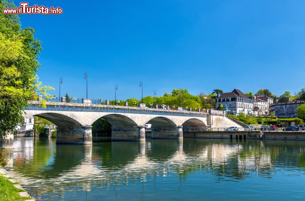 Immagine Veduta del Pont-Neuf sul fiume Charente a Cognac, Francia.