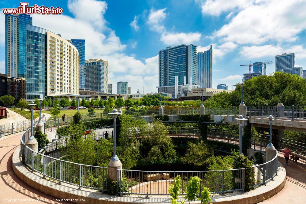 Immagine Veduta del ponte pedonale su Lamar Street a Austin, Texas (USA). E' uno dei luoghi più popolari sul fiume Colorado - © Fotoluminate LLC / Shutterstock.com