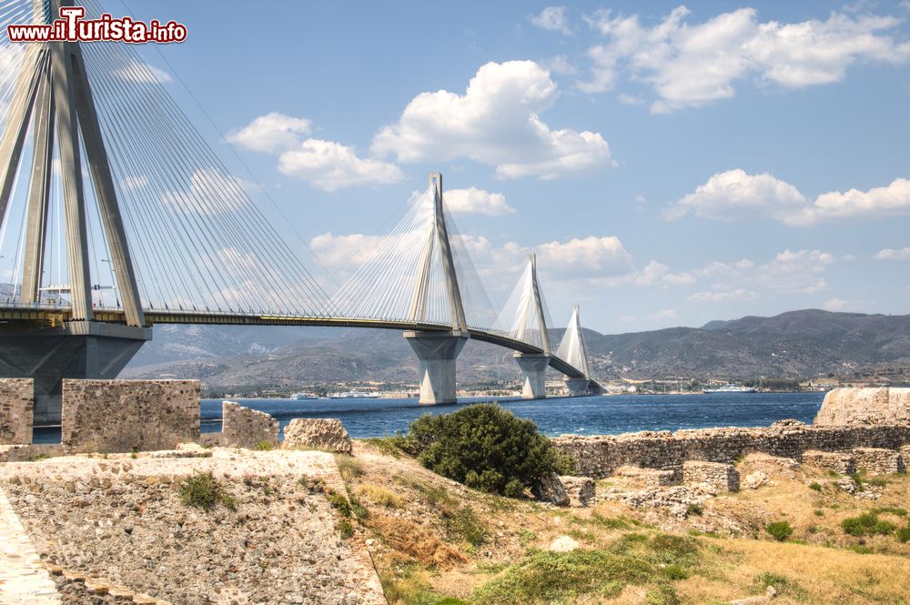 Immagine Veduta del ponte Rion Antirion dall'interno della fortezza di Patrasso, Grecia. Con i suoi 2883 metri è il ponte strallato più lungo del mondo.