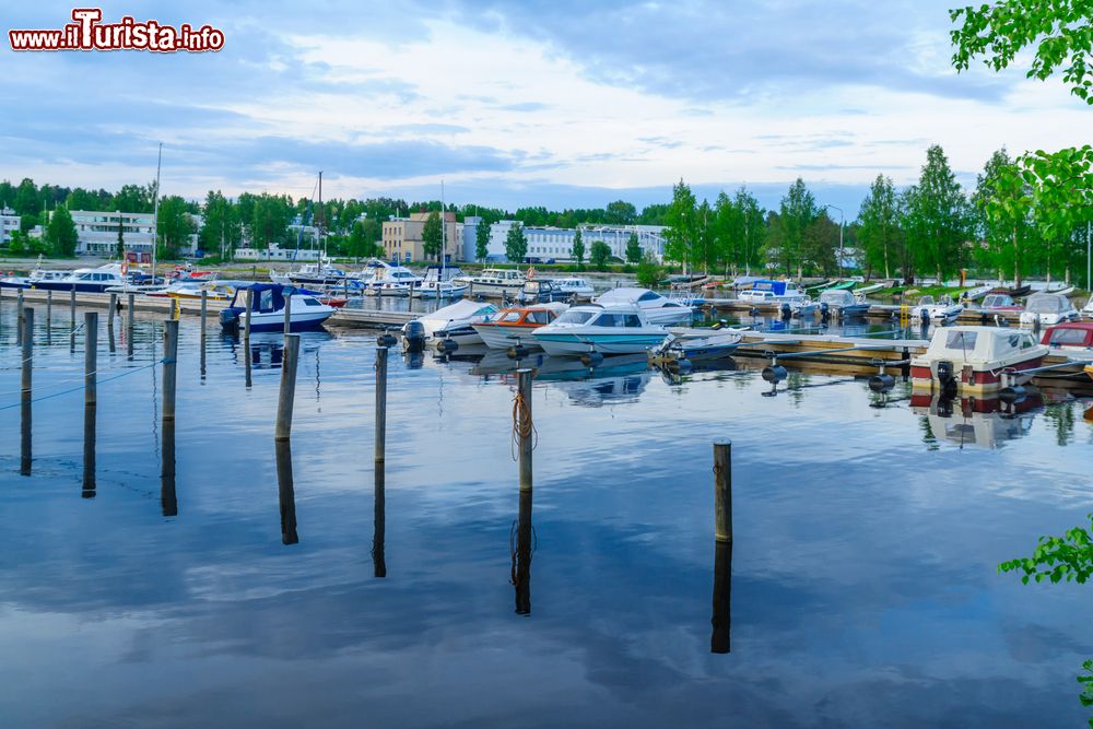 Immagine Veduta del porto con le barche ormeggiate a Kuopio, Finlandia.