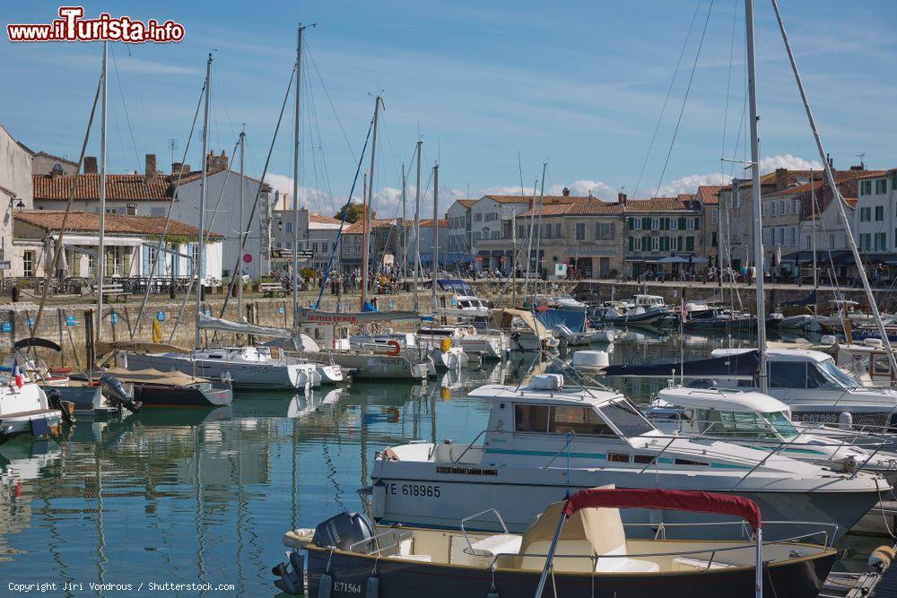 Immagine Veduta del porto con le imbarcazioni ormeggiate a Saint-Martin-de-Re, Francia. Siamo nella regione della Nuova Aquitania, nel dipartimento della Charente Marittima - © Jiri Vondrous / Shutterstock.com