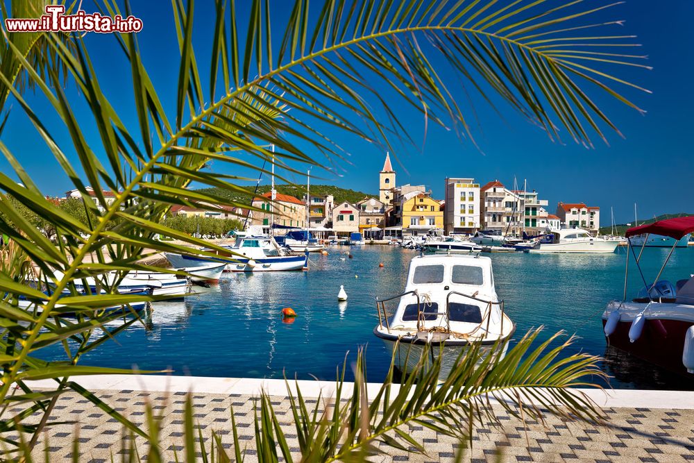 Immagine Veduta del porto della mediterranea Pirovac e delle sue architetture (Croazia).