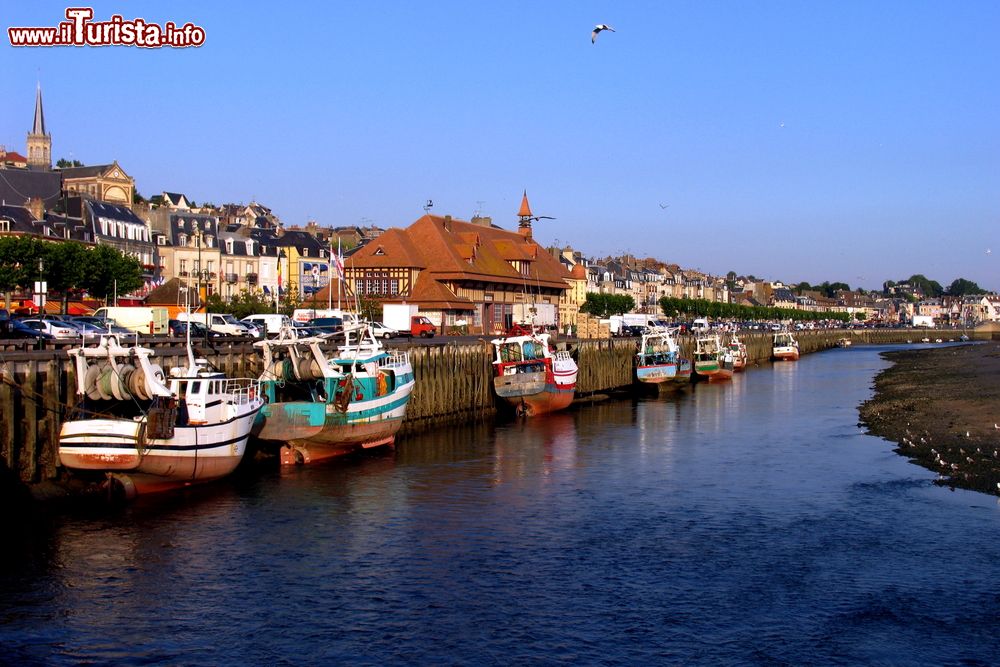 Immagine Veduta del porto di Deauville, Normandia (Francia) in una giornata con il cielo azzurro.