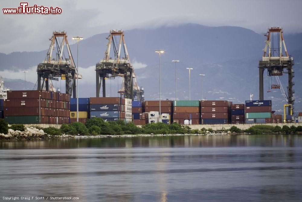 Immagine Veduta del porto di Kingston, Giamaica, con i container da caricare sulle navi © Craig F Scott / Shutterstock.com