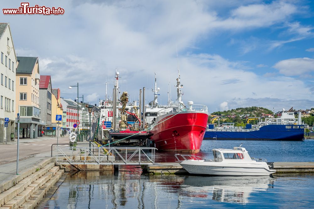 Immagine Veduta del porto di Kristiansund con alcune grandi navi ormeggiate, Norvegia.