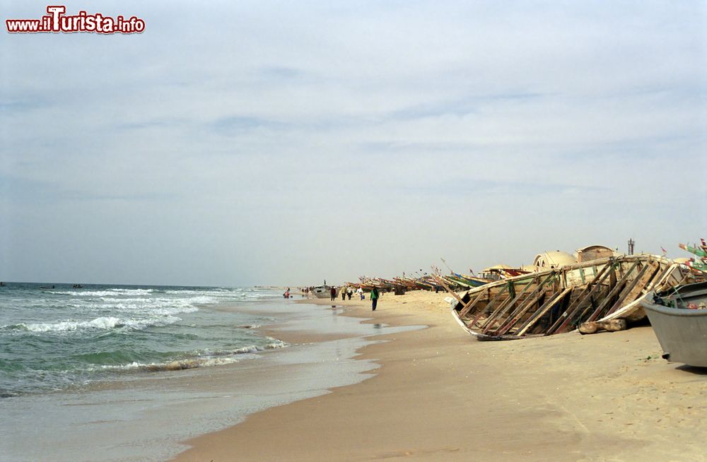 Immagine Veduta del porto di pesca a Nouakchott, Mauritania. E' la zona più frequentata e vivace della città grazie all'intensa attività di pesca che caratterizza la capitale. Ogni mattina al rientro dei pescatori, il pesce fresco viene scaricato dalle tradizionali piroghe colorate e venduto sulla spiaggia.
