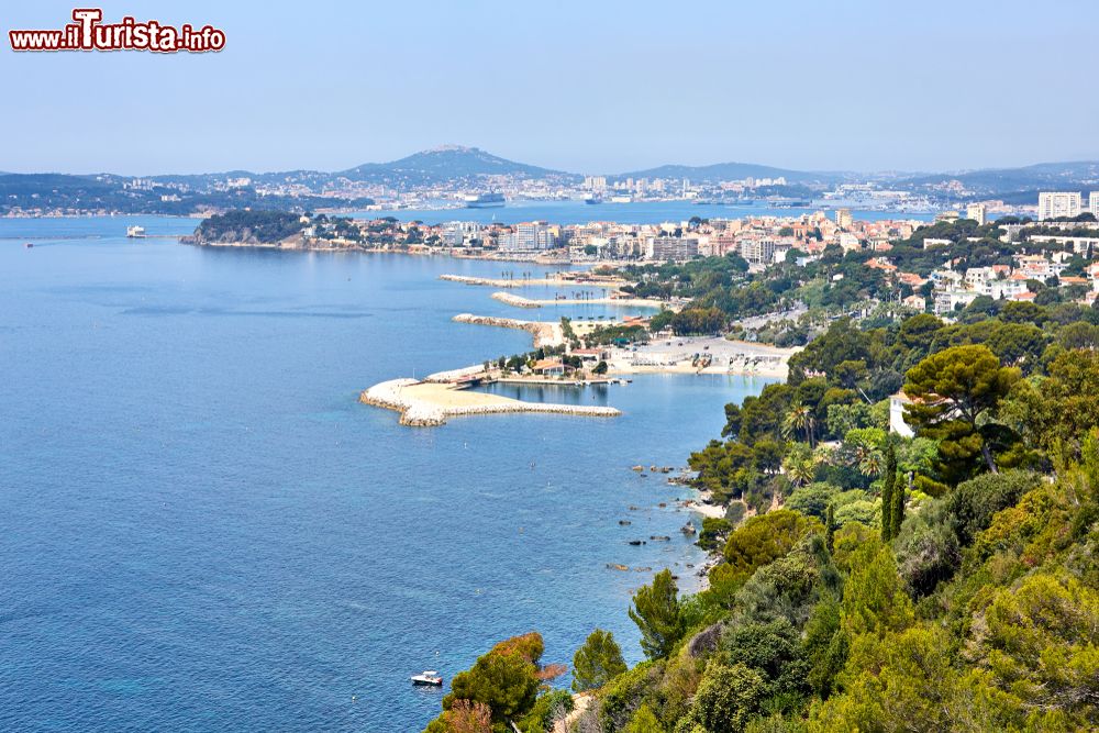 Immagine Veduta del porto di Tolone, La Seyne-sur-Mer e la rada da Cap Brun (Francia).