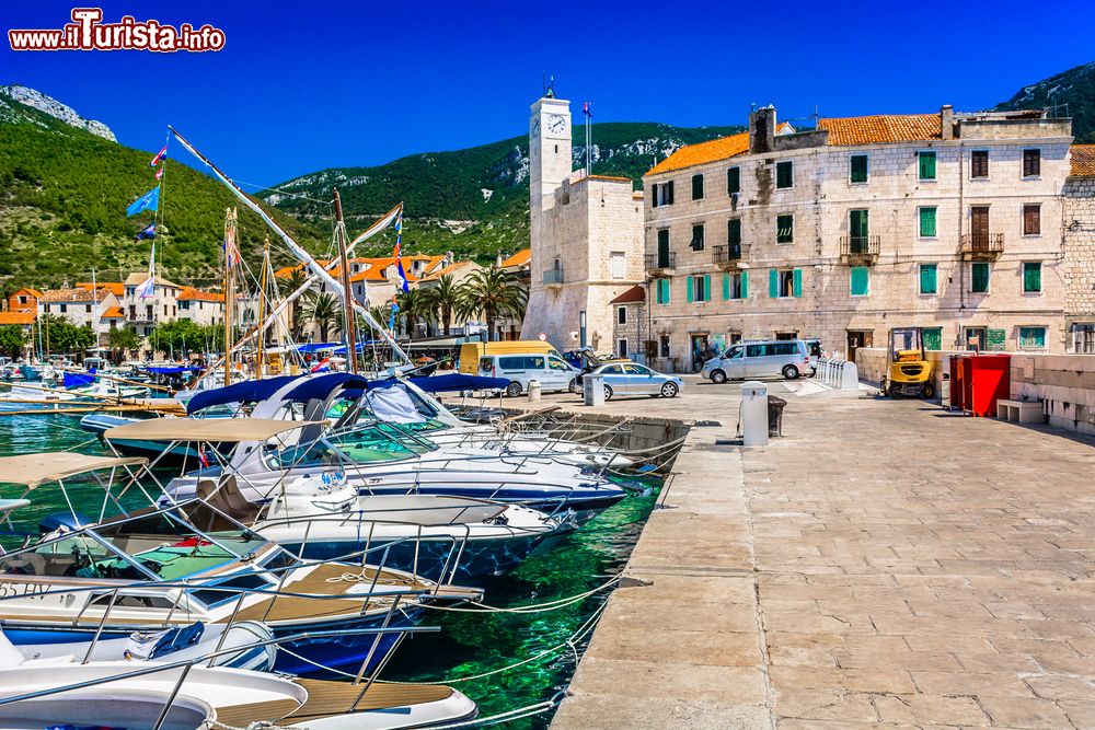 Immagine Veduta del porto e della città di Komiza, isola di Vis, durante l'estate (Croazia). Siamo in una delle più famose destinazioni turistiche del paese. Dieci anni dopo il film Mamma Mia! del 2008, in questa splendida isola della regione spalatino-dalmata è stato girato il sequel Mamma Mia 2! Ci risiamo con Meryl Streep, Amanda Seyfried, Pierce Brosnan e Oscar Colin Firth a cui si aggiunge anche l'attesa partecipazione di Cher.