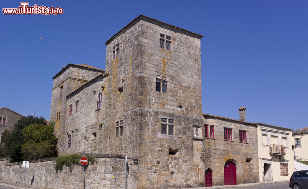 Immagine Veduta del Solar dos Pinheiros a Barcelos, Portogallo. Considerato uno degli edifici più importanti della città, venne costruito a metà del XV° secolo da Pedro Esteves. L'edificio attuale è il risultato di alcuni interventi di ristrutturazione che sono stati effettuati entro il XVII° secolo.