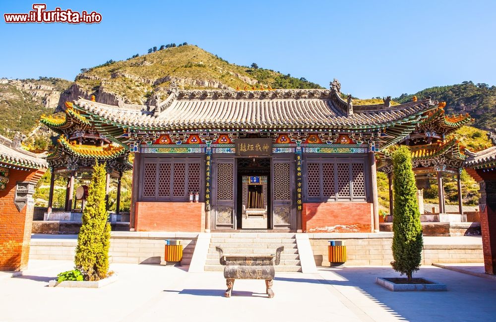 Immagine Veduta del tempio taoista sul Monte Hengshan, Datong, Cina. Questa montagna è la più settentrionale fra le 5 sacre.