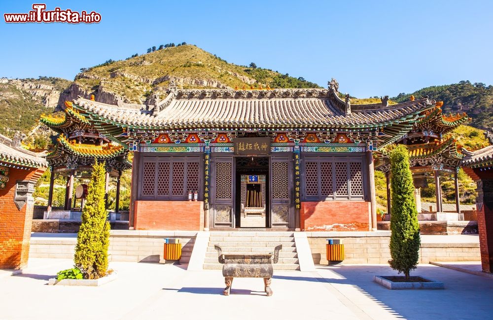 Immagine Veduta del tempio taoista sul Monte Hengshan, Datong, Cina. Questa montagna è la più settentrionale fra le 5 sacre.