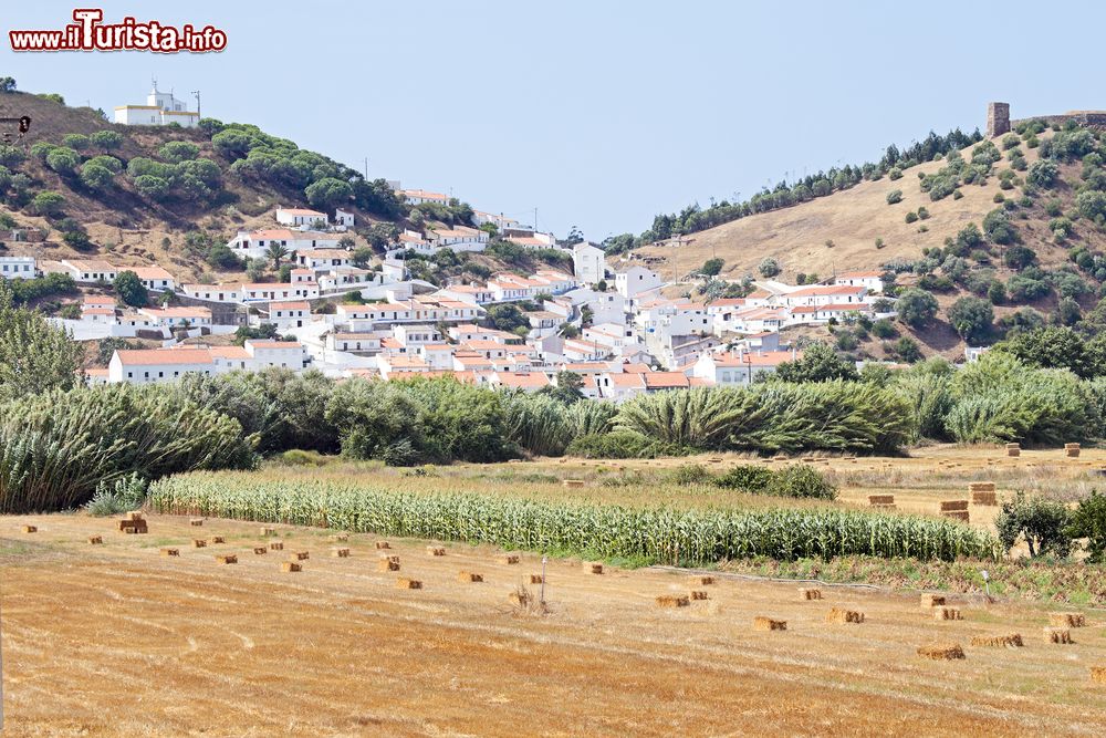 Immagine Veduta del villaggio di Aljezur, Portogallo. Questa suggestiva cittadina dell'Algarve è famosa per spiagge, falesie e arenili. Il territorio rispecchia la sua doppia anima, quella della terra e del mare.