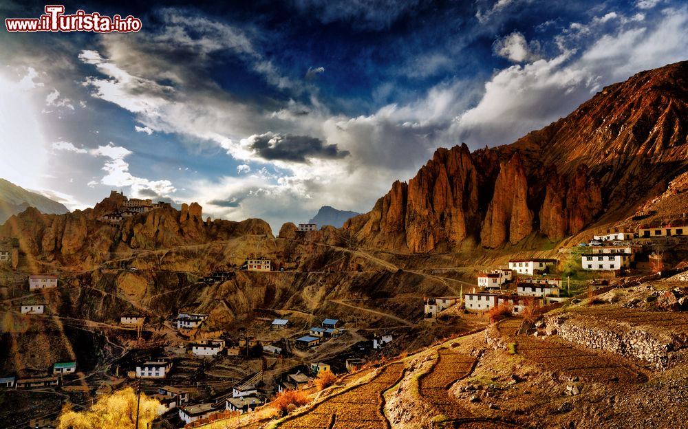 Immagine Una bella veduta del villaggio di Dhankar (3894 mts), nella Spiti Valley, Himachal Pradesh, India. In questo grazioso villaggio, sovrastato dal monastero locale di Dhankar Gompa, sorgono 68 case.
