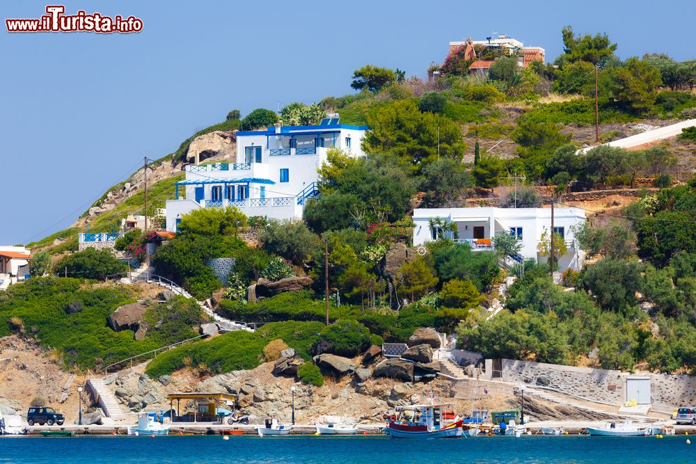 Immagine Veduta del villaggio di Kini, isola di Syros, Grecia. Questo borgo a circa 9 km dalla capitale Ermopoli è caratterizzato da una bella spiaggia di sabbia chiara e sassolini; nelle vicinanze si trovano molte taverne di pesce. 