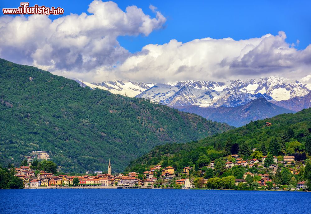 Immagine Veduta del villaggio di Mergozzo a pochi chilometri dal lago Maggiore, Piemonte. Sullo sfondo le Alpi innevate.