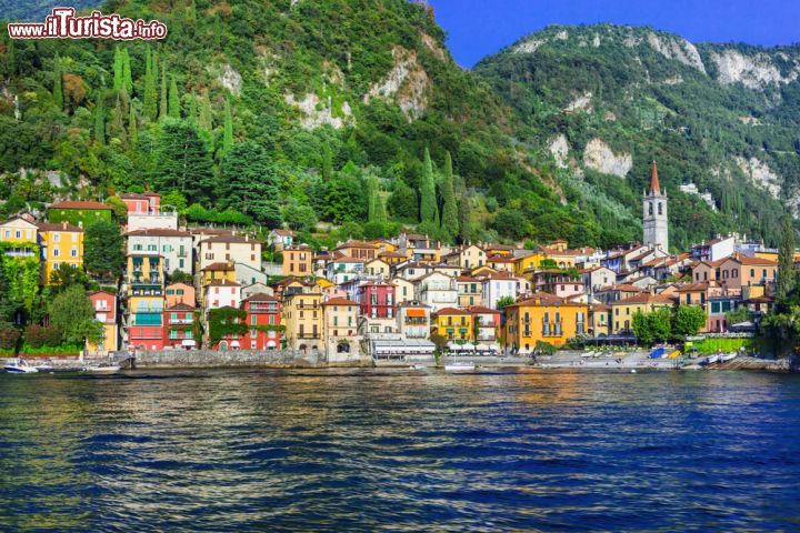 Immagine Veduta del villaggio di Varenna, Lombardia. Le abitazioni variopinte di questo comune della provincia di Lecco si affacciano sul lago di Como. Di fronte si trova Bellagio a cui il borgo è collegato tramite un traghetto - © leoks / Shutterstock.com