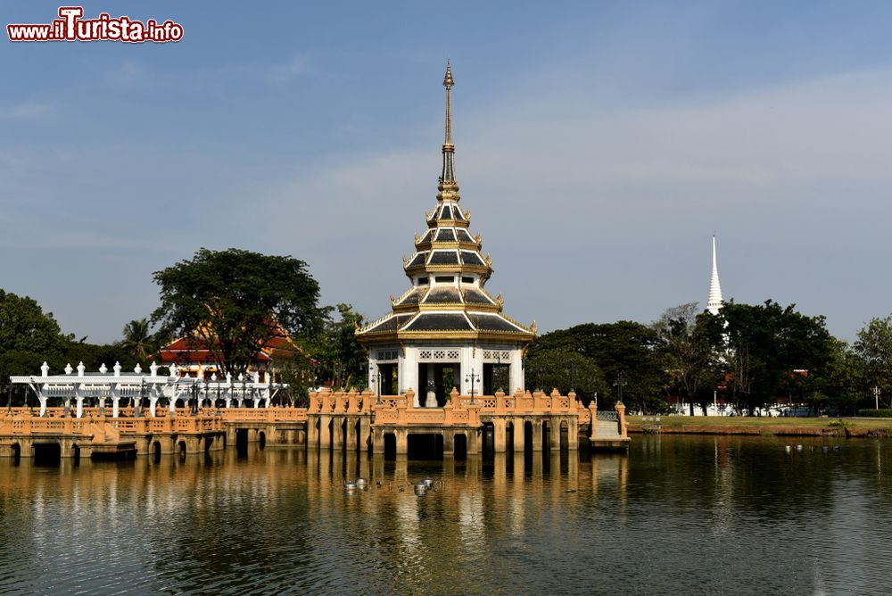 Immagine Veduta del Viman Saran Nawamin Building nel parco Chalerm Kanchanaphisek a Nonthaburi, Thailandia. L'edificio si trova in un parco pubblico sulle sponde del fiume Chao Pharaya.